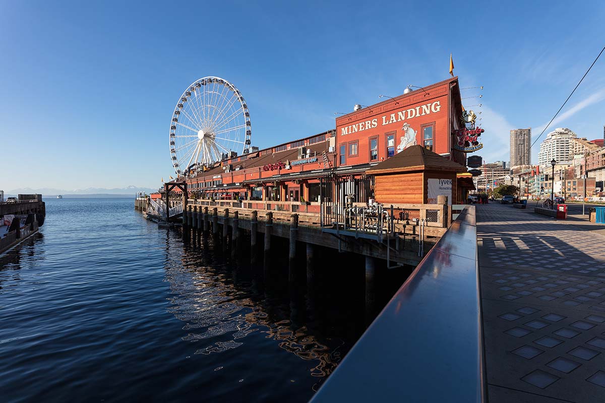 Miner's Landing at Pier 57 and the Great Wheel on the Elliot Bay ...